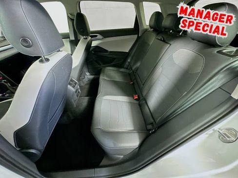 Used 2025 Volkswagen Taos SE FWD image 22