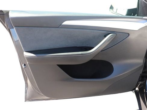 Used 2025 Tesla Model Y Long Range RWD image 9