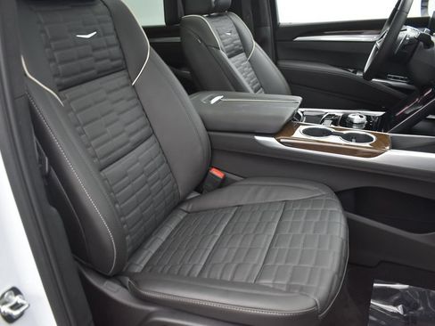Certified 2026 Cadillac Escalade ESV Platinum Sport w/ LPO, ONYX Package AWD/4WD image 40