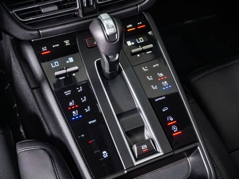 Certified 2026 Porsche Macan AWD/4WD image 24