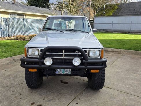Used 1987 Toyota Pickup Deluxe AWD/4WD image 2