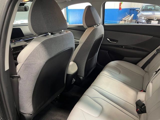 Used 2025 Hyundai Elantra Limited FWD image 18