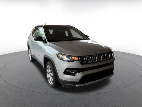 Used 2025 Jeep Compass Limited AWD/4WD image 3