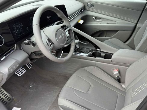 New 2025 Hyundai Elantra SEL image 10