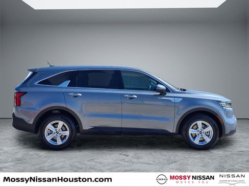 Used 2023 Kia Sorento LX image 8