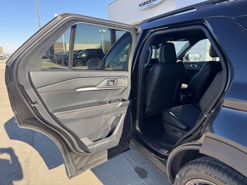 Used 2025 Ford Explorer ST-Line w/ ST-Line Street Pack image 9