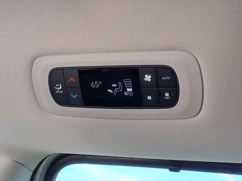 Used 2024 Chrysler Pacifica Touring-L image 8