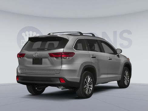 Used 2017 Toyota Highlander XLE w/ Protection Package #3 AWD/4WD image 2