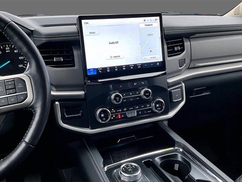 Used 2022 Ford Expedition XLT image 3