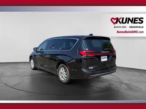 Used 2023 Chrysler Pacifica Touring-L FWD image 9