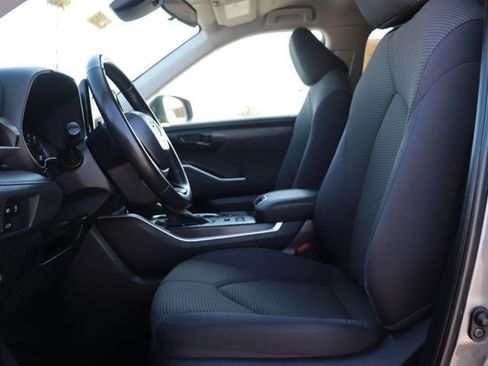 Used 2024 Toyota Highlander LE image 12