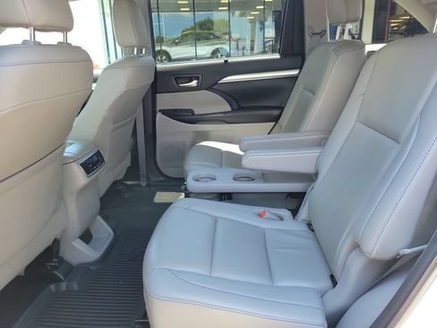 Used 2019 Toyota Highlander XLE AWD/4WD image 8