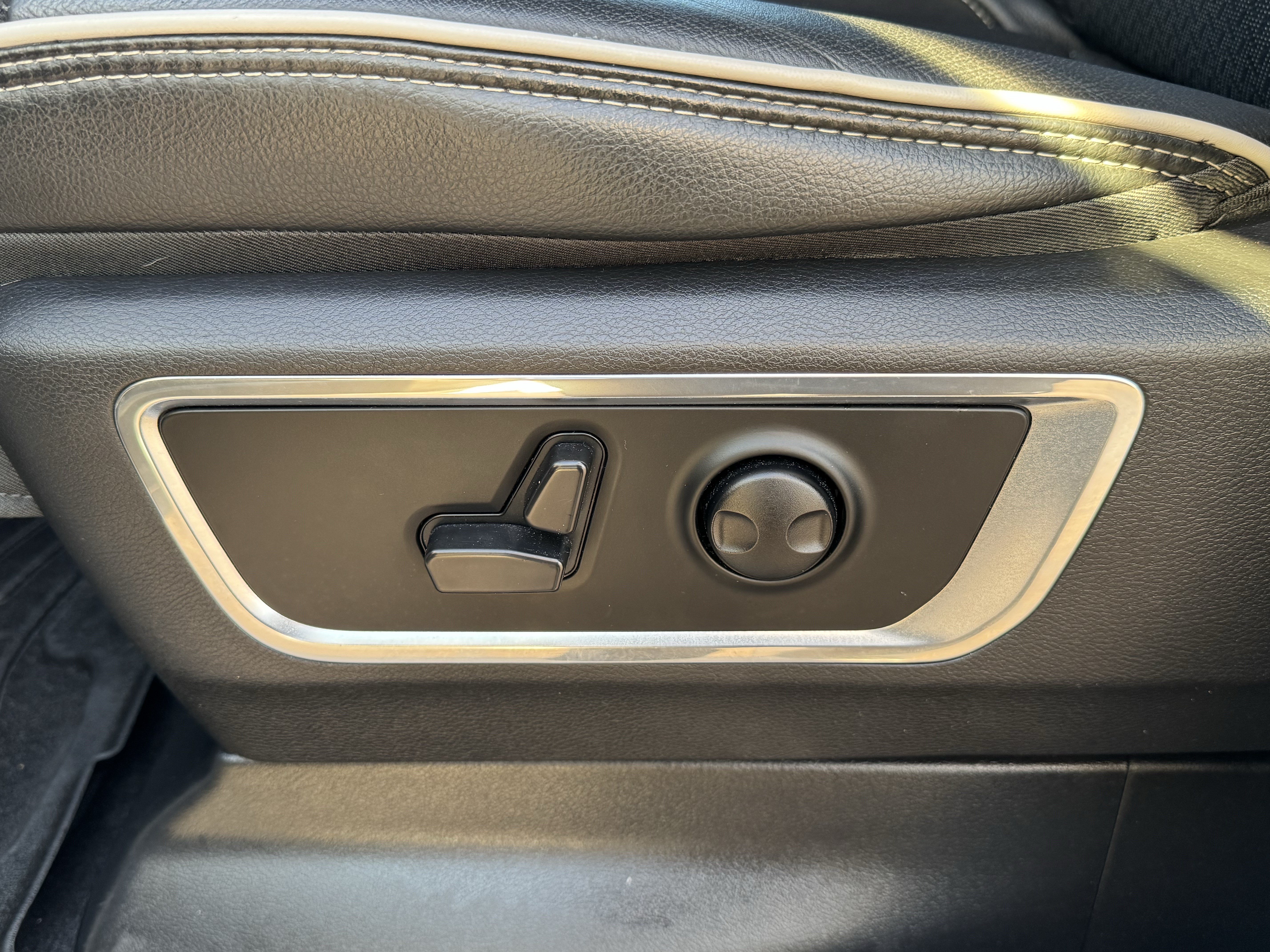 Used 2025 RAM 1500 Laramie w/ Sport Appearance Package AWD/4WD image 18