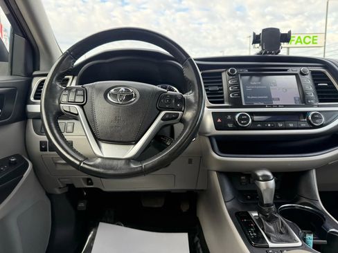 Used 2019 Toyota Highlander XLE image 28