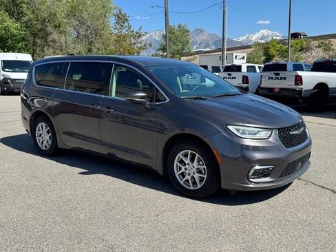 Used 2023 Chrysler Pacifica Touring-L FWD image 10