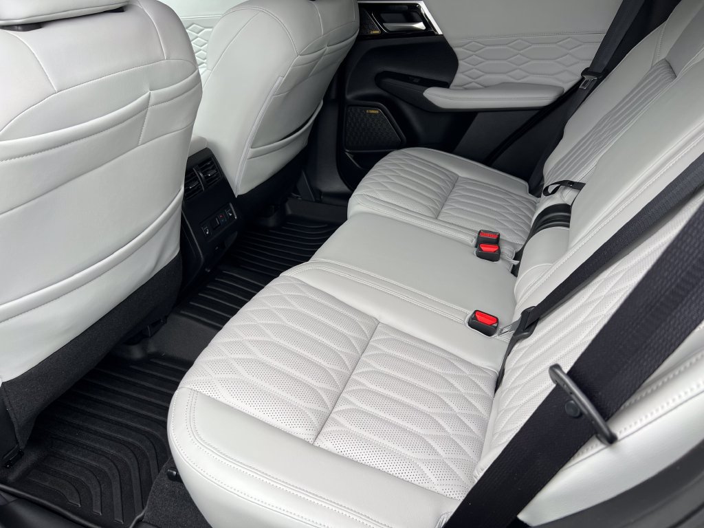 Used 2025 Mitsubishi Outlander AWD image 12