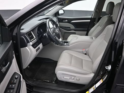 Used 2019 Toyota Highlander XLE AWD/4WD image 9