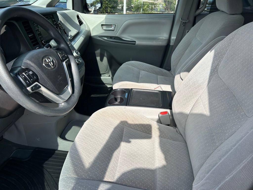 Used 2019 Toyota Sienna LE w/ LE Preferred Package FWD image 11