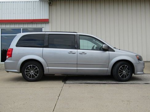 Used 2017 Dodge Grand Caravan GT image 2