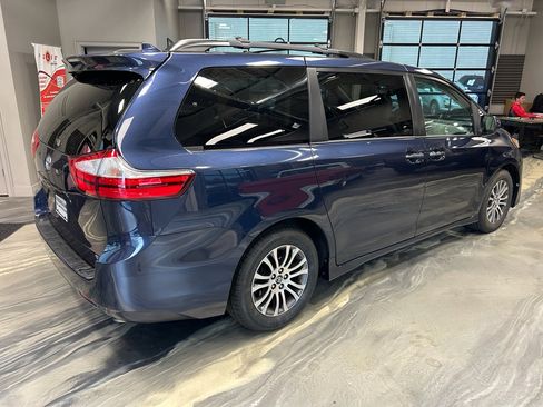 Used 2019 Toyota Sienna XLE w/ XLE Navigation Package FWD image 35