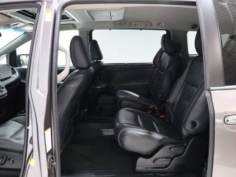 Used 2017 Toyota Sienna SE Premium FWD image 33