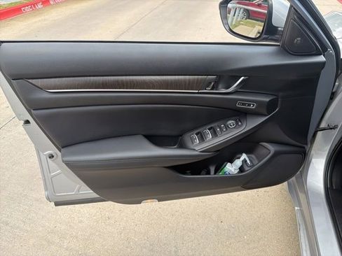 Used 2021 Honda Accord Touring image 11