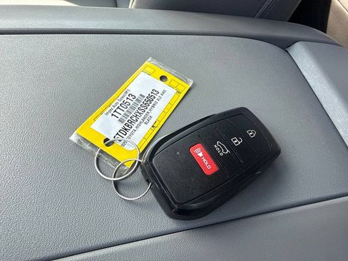 Used 2025 Toyota Highlander XLE AWD/4WD image 32