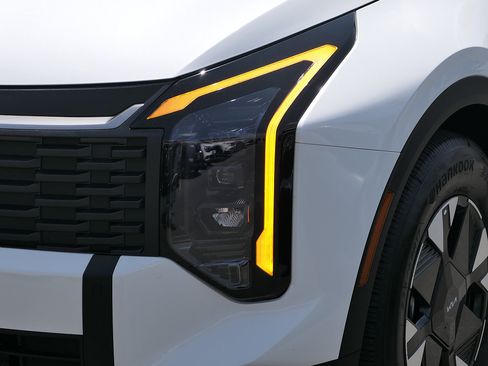 Certified 2026 Kia Sportage LX FWD image 8