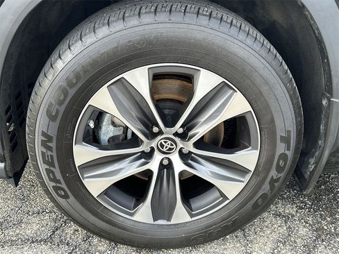 Used 2024 Toyota Highlander XLE image 10