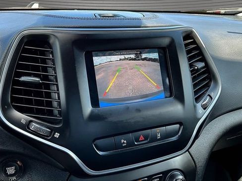 Used 2021 Jeep Cherokee Latitude Plus AWD/4WD image 14