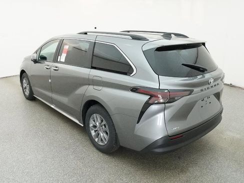 New 2026 Toyota Sienna XLE image 8