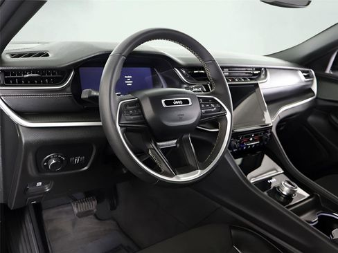 Used 2024 Jeep Grand Cherokee Altitude image 24