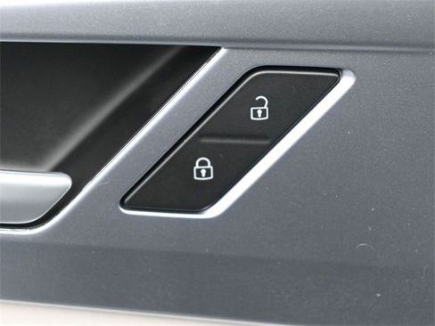 Used 2025 Volkswagen Taos SE w/ Panoramic Sunroof Package image 14