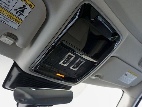 Used 2025 Land Rover Range Rover Velar Dynamic SE image 15