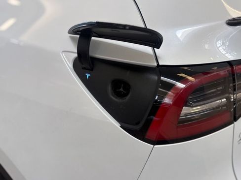 Used 2022 Tesla Model Y Performance AWD/4WD image 38