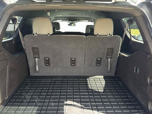 Used 2023 Chevrolet Suburban LT RWD image 5