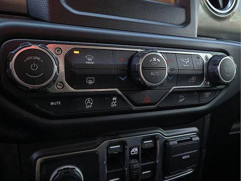 Used 2019 Jeep Wrangler Unlimited Sahara image 17