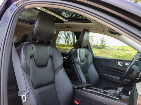 Used 2021 Volvo XC60 T6 Momentum w/ Premium Package AWD/4WD image 21