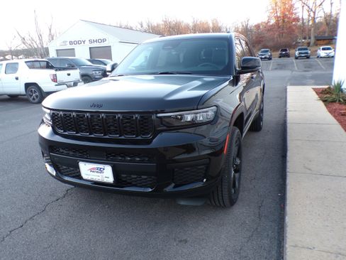 New 2025 Jeep Grand Cherokee L Altitude image 2