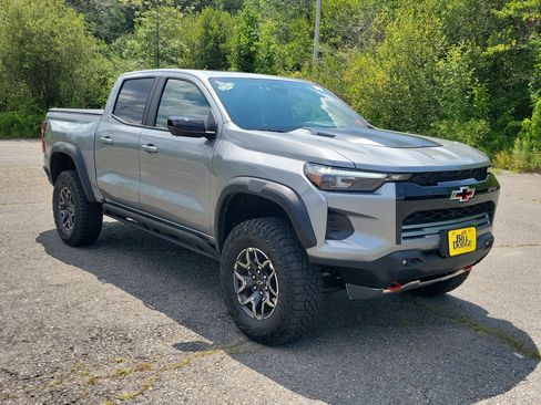 Used 2026 Chevrolet Colorado ZR2 w/ Technology Package AWD/4WD image 3