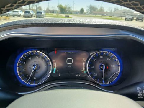 New 2026 Chrysler Pacifica Limited w/ Uconnect Theater Family Group FWD image 34