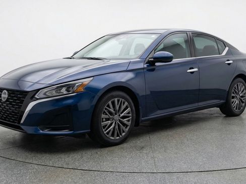 Used 2025 Nissan Altima 2.5 SV FWD image 3