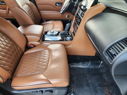 Used 2024 INFINITI QX80 Sensory AWD/4WD image 3