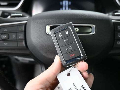 New 2025 Jeep Grand Cherokee Laredo X w/ Luxury Tech Group I image 33