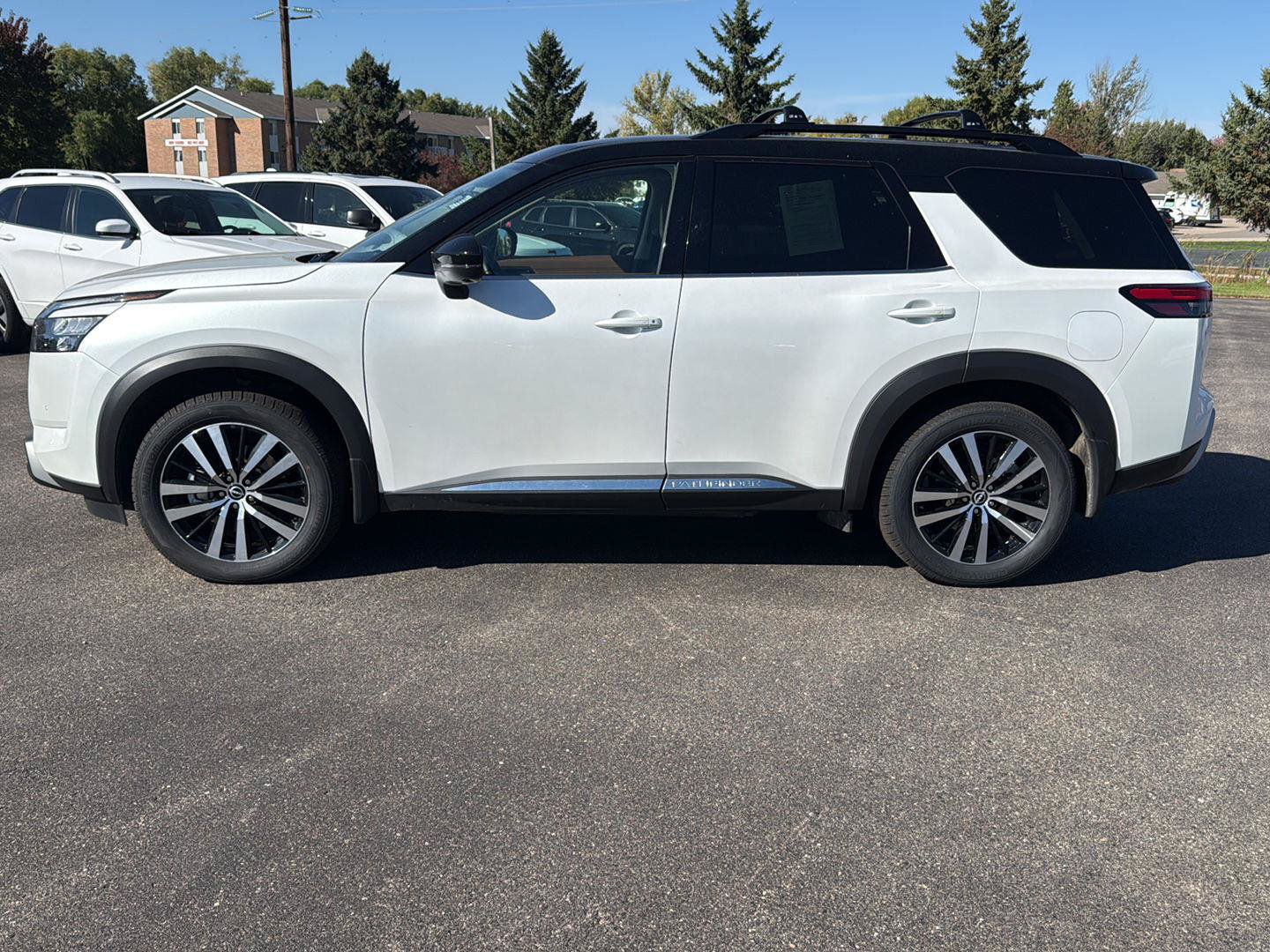 Used 2025 Nissan Pathfinder Platinum AWD/4WD image 2