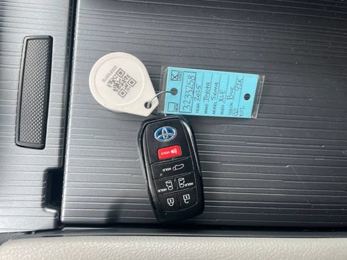 Used 2025 Toyota Sienna XLE FWD image 18