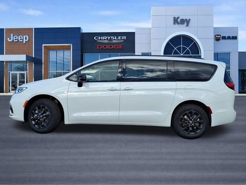 New 2026 Chrysler Pacifica Select image 3