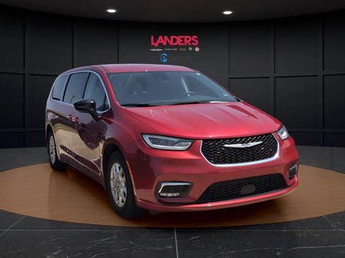 Used 2024 Chrysler Pacifica Touring-L FWD image 3