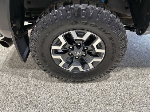 Used 2021 Toyota Tacoma TRD Off-Road w/ TRD Premium Off Road Package AWD/4WD image 22