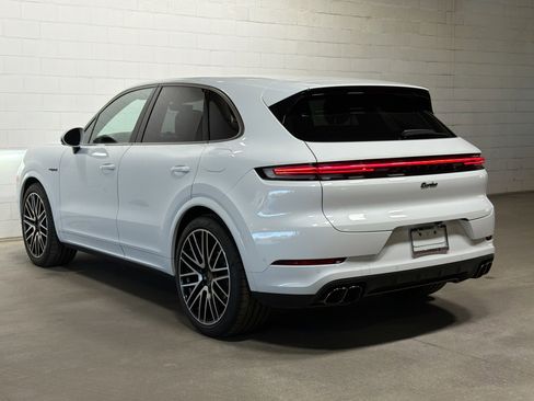 Certified 2025 Porsche Cayenne Turbo image 3